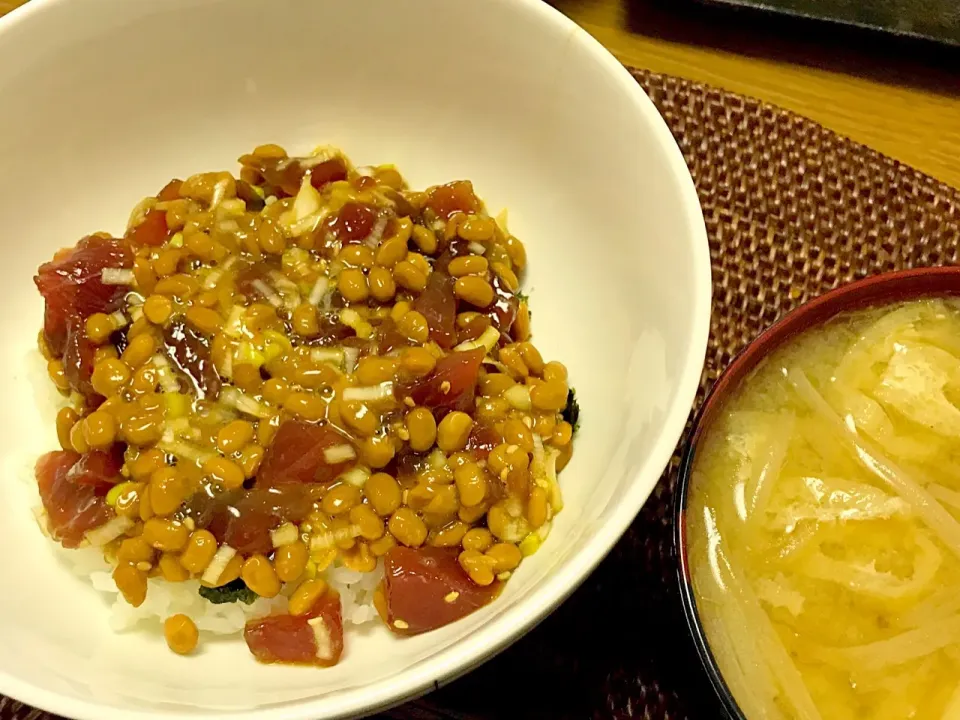 マグロ納豆丼と豆腐と油揚げ、もやしの味噌汁|TonyYamadaさん