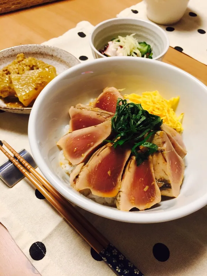 170706かつおのたたき丼🐠、たことわかめの酢の物、大根のカレーそぼろ煮|くぽさん