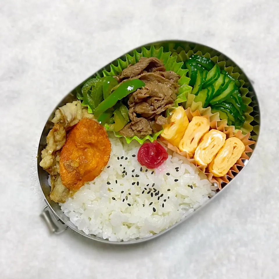 Snapdishの料理写真:牛肉とピーマンの甘辛炒め胡麻油風味
薄焼き卵のグルグル巻き
人参と牛蒡のすり身揚げ
キュウリのわさび塩揉み
梅干し|Juneさん