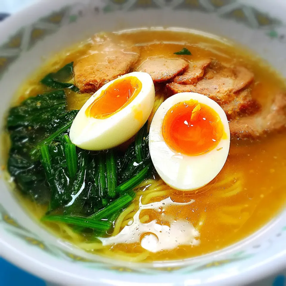 味噌ラーメン(๑˃̵ᴗ˂̵)و 
チャーシューとほうれん草に半熟卵のせ|bamazooさん