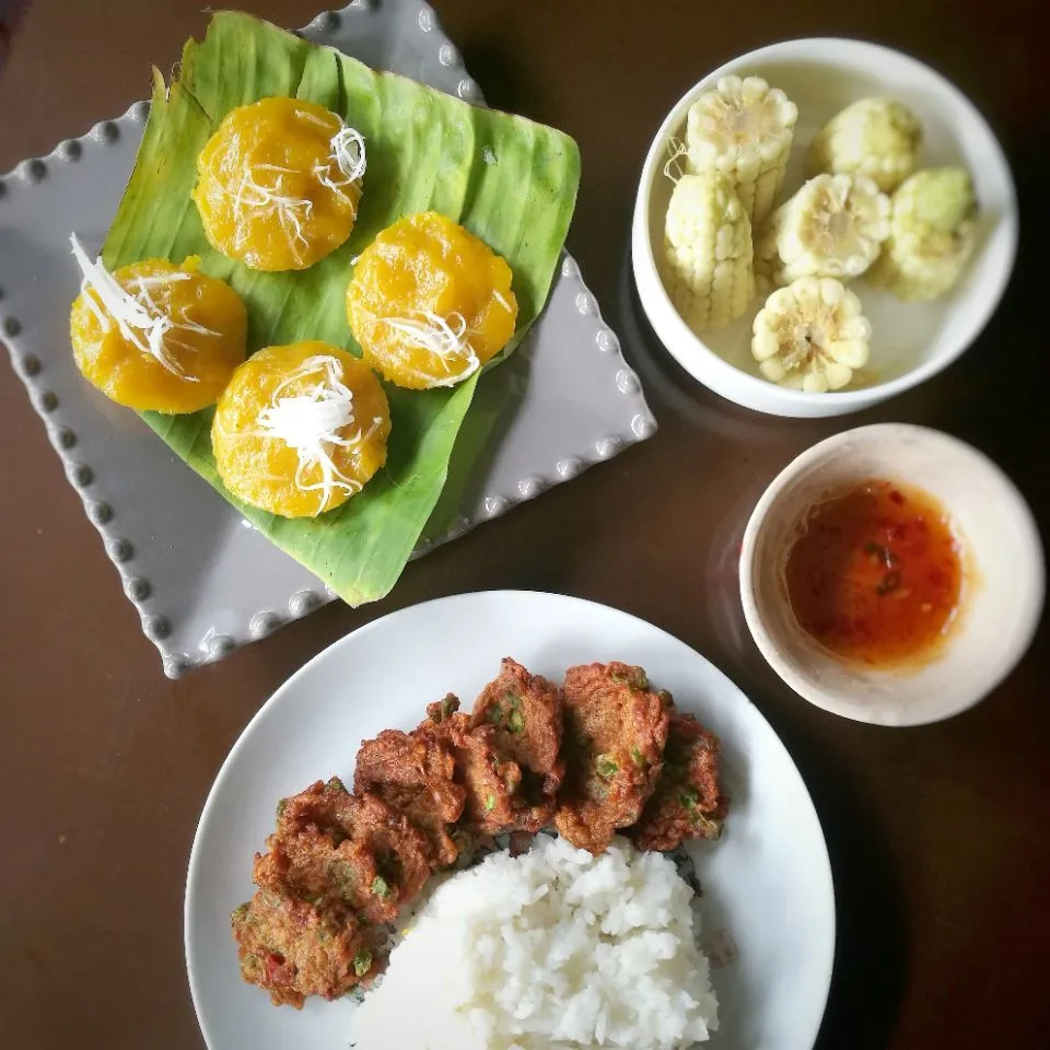 Thai breakfast.. 
> spicy fish cake with rice
> steamed pumkin with coconut
> steamed corn|Eat in Thaiさん