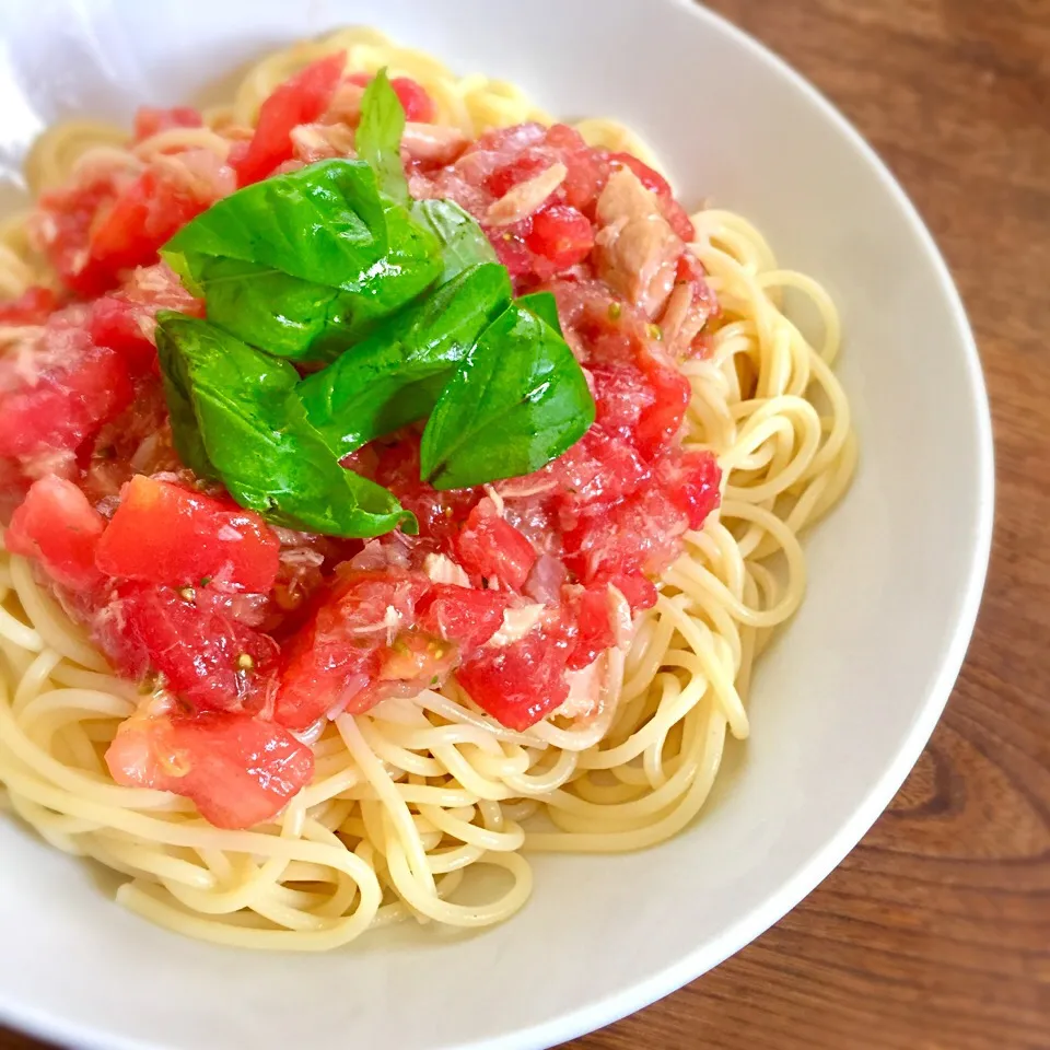 Snapdishの料理写真:おろし玉ねぎでまろやか🍅トマトとツナの冷製パスタ🍝|わたげさん