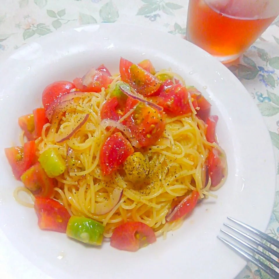 トマトとアボカドの冷製パスタ🍝|うたかた。さん