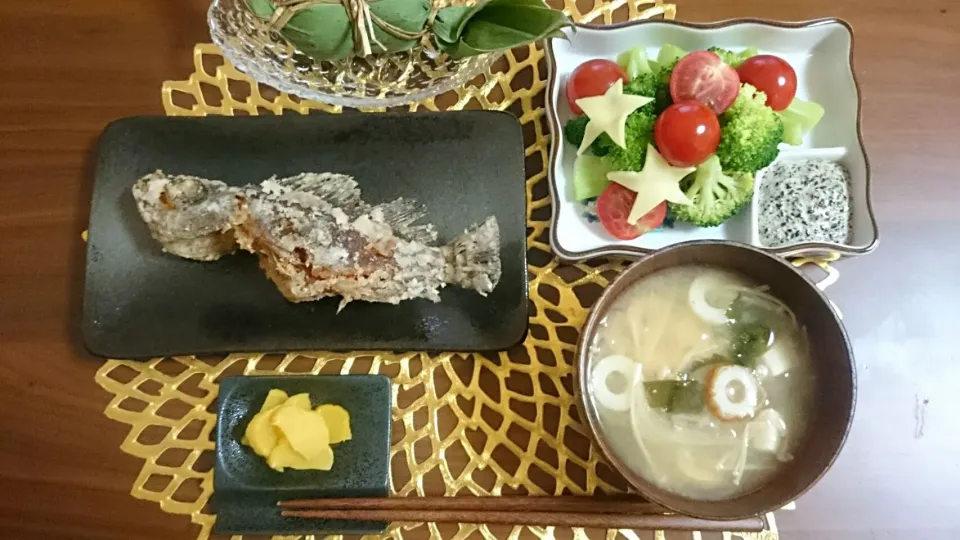 ☆七夕ご飯☆メバル唐揚げ、竹輪豆腐玉ねぎお味噌汁、お漬物、ブロッコリープチトマトサラダ黒胡麻山椒ドレッシング、笹餅|アンジェさん