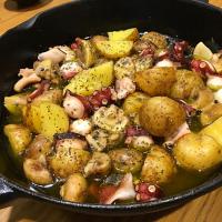 タコとジャガイモのアヒージョ