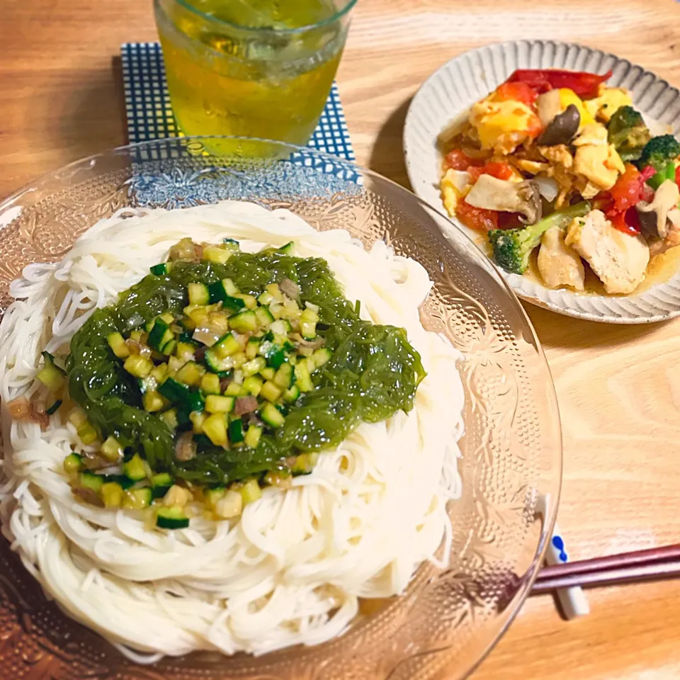 Snapdishの料理写真:ぶっかけ素麺／鶏肉ブロッコリーエリンギトマト玉ねぎ卵のエスニック炒め|mogwaiさん