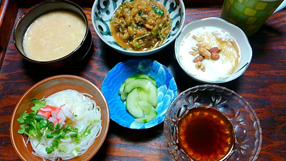 Snapdishの料理写真:なんとなくな七夕料理🌌(素麺、とろろ汁、大豆のお肉と茄子の味噌炒め＆ヨーグルトナッツ入り)|かぴかぴさん