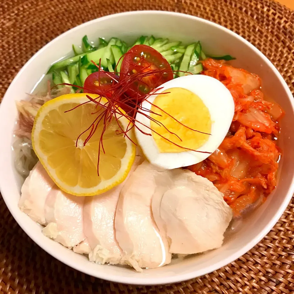 Snapdishの料理写真:韓国冷麺。
手作りの鶏ハムもトッピング！|chacoさん