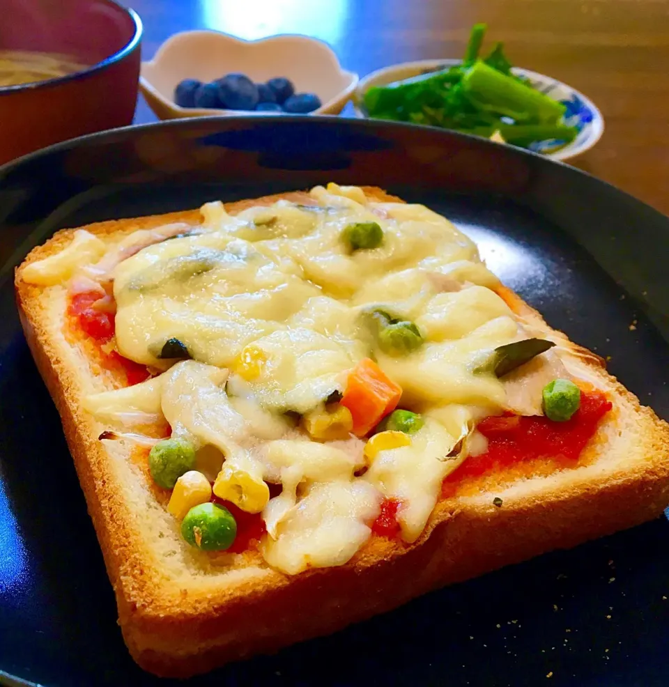 単身赴任の朝ごはん(*Ü*)ﾉ"☀
チキンと玉ねぎのピザトースト🍕🍞
茎ブロッコリー
ブルーベリー
もやしと玉ねぎのスープ|ぽんたさん