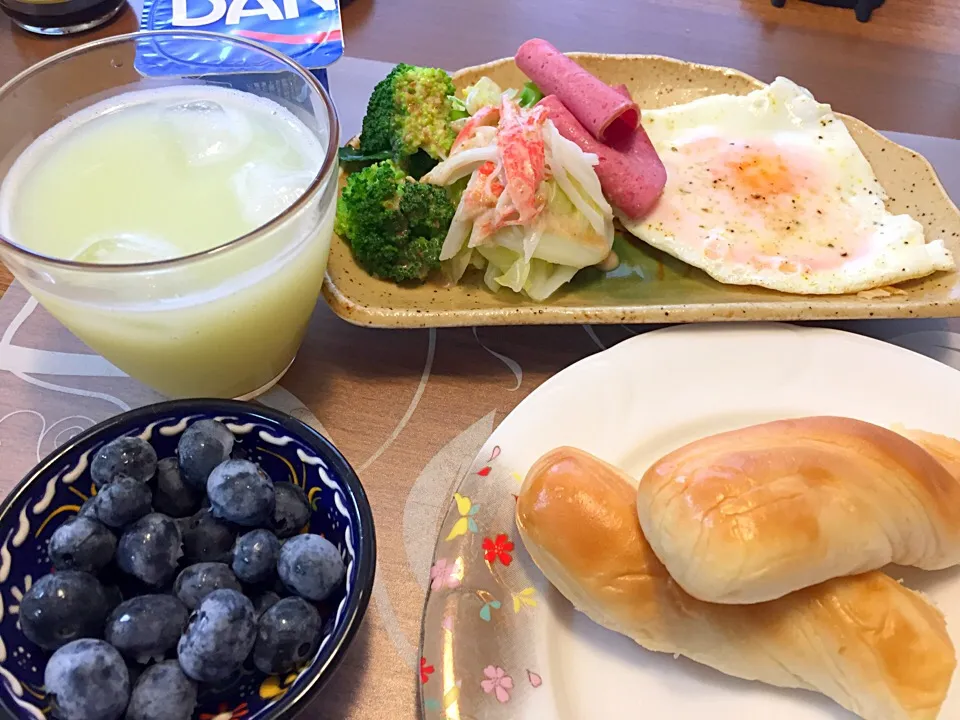 土曜日の朝ごはん
パン、目玉焼き、茹でキャベツ、ブロッコリー、ハム、カニカマ、ブルーベリー、カルピスメロンソーダ|かよちゃんさん