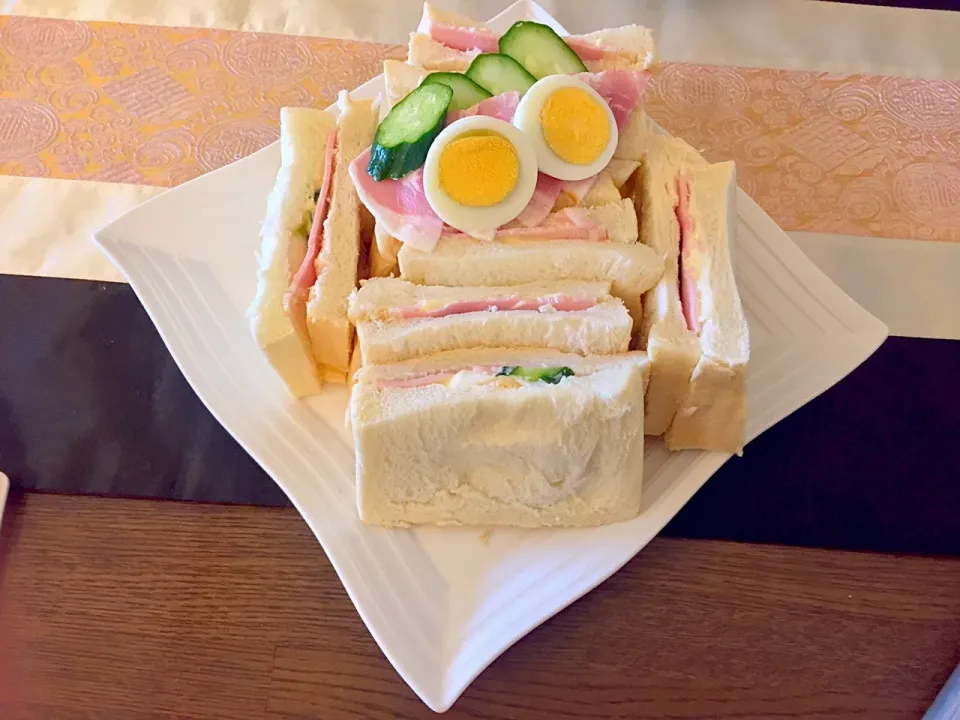 オカメ屋のパンでサンドイッチ🍞|もなかさん