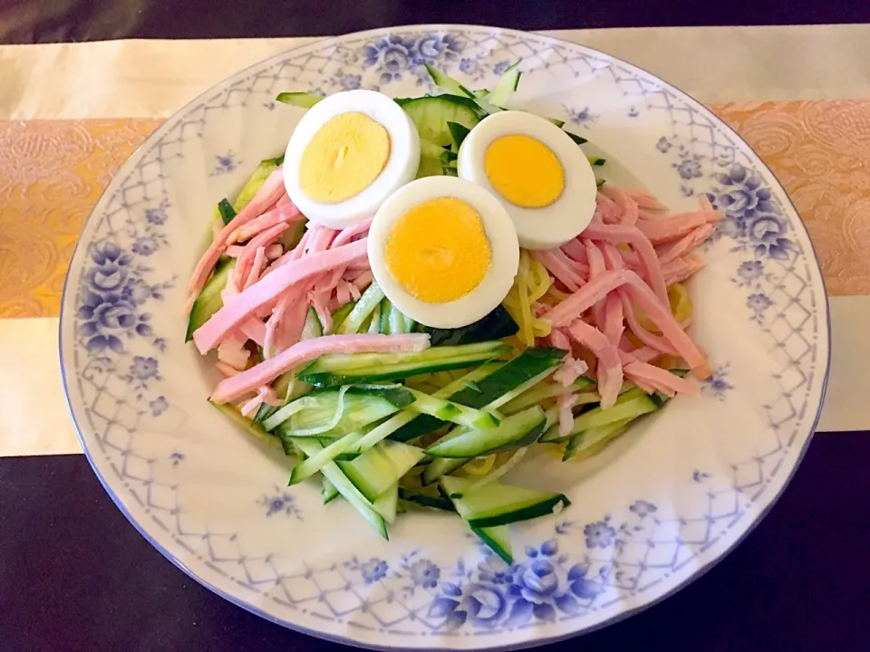 夏は冷やしラーメン🍥|もなかさん