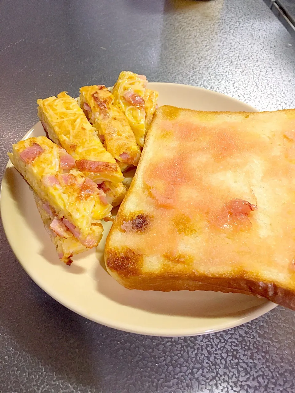 たらこトーストと昨日の残りのそうめんを卵焼きにした物。|たびもかさん