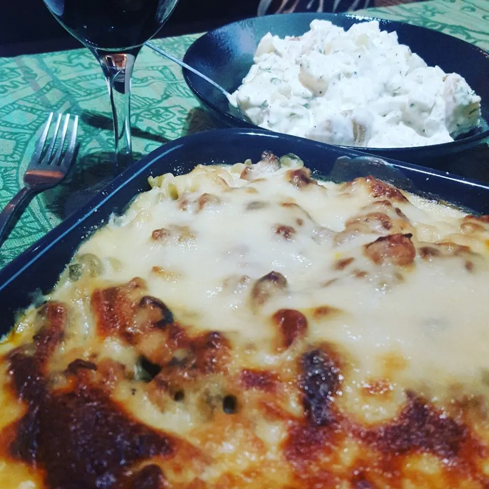 #homecooking #Chefemanuel  
Fusilli Oven Baked Pasta with iItalian Meat Sauce topped with Cheese 
Pasta forno with Cream Cheese & mayo Potato salad|Emanuel Hayashiさん