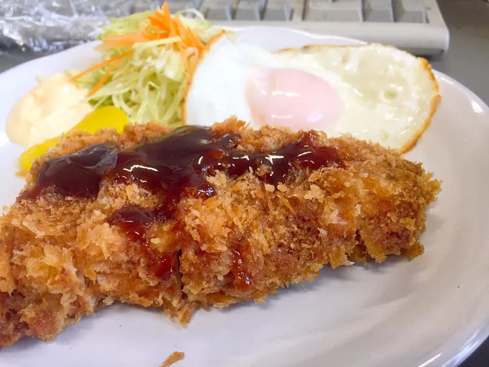 とんかつ定食
弥生食堂出前。|BOOさん