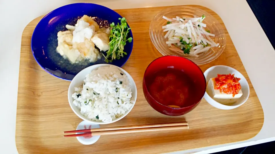 今日の昼食　鶏むね肉のみぞれ煮、大根サラダ、キムチのせ冷奴、麦ご飯、味噌汁|pinknari🐰🌈さん