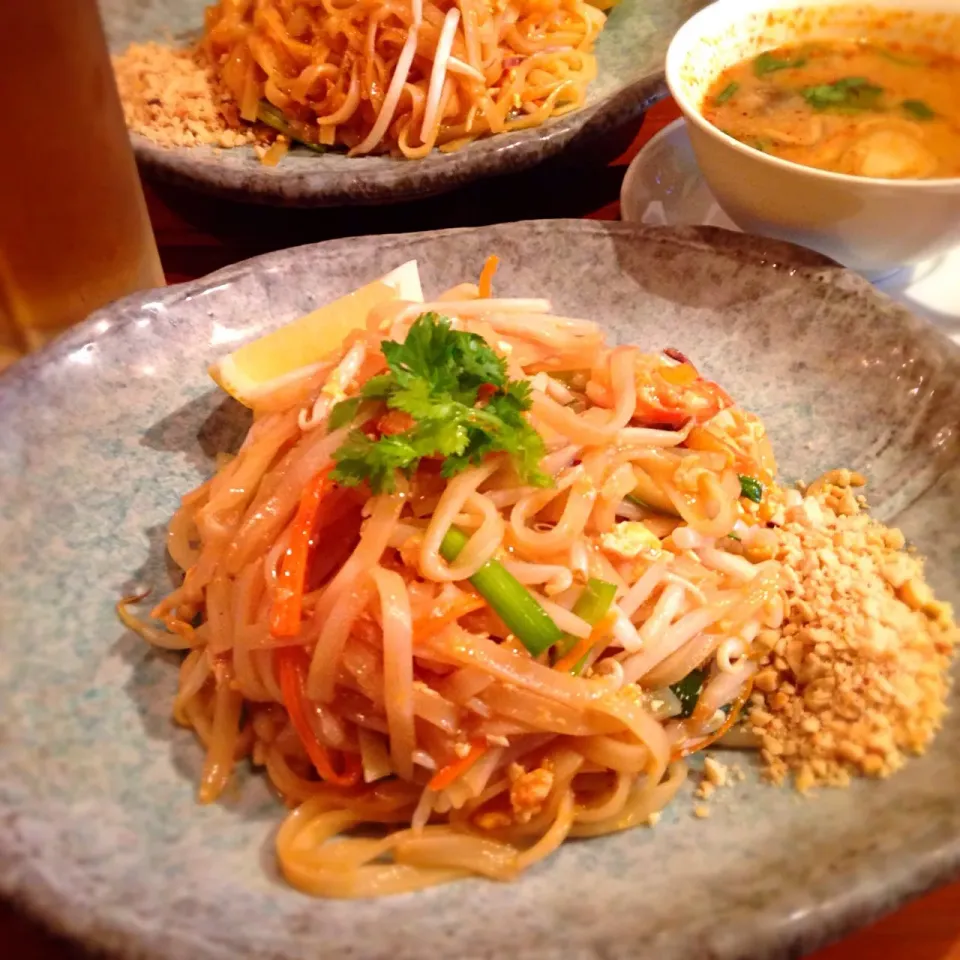 パッタイとトムヤムクンとビール😋|nao子さん