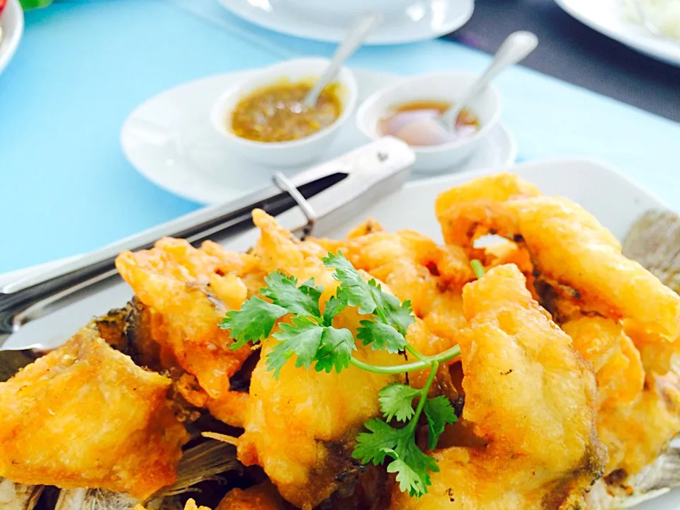 Deep fried fish with fish sauce@Octospider, Rachaburi Thaland.|Chalinee Kalyanamitraさん