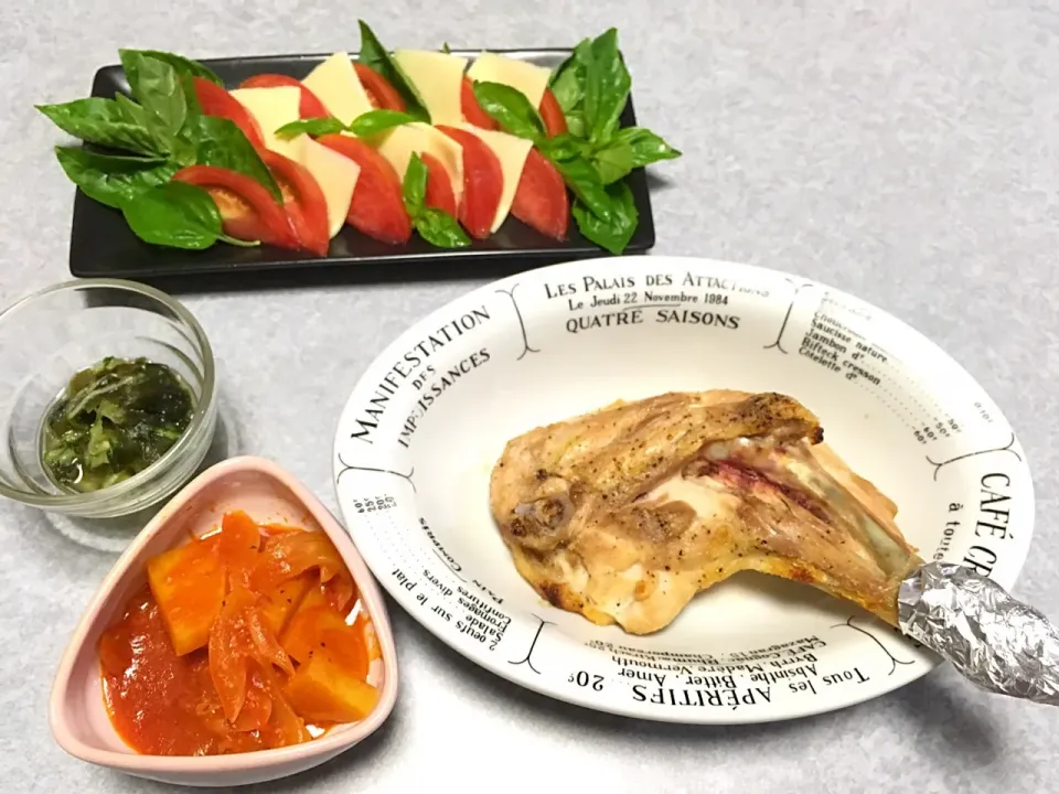 チキンレッグ、野菜のトマト煮込み、そうめん瓜とワカメときゅうりの酢の物、トマトとチーズのおつまみ|Orie Uekiさん