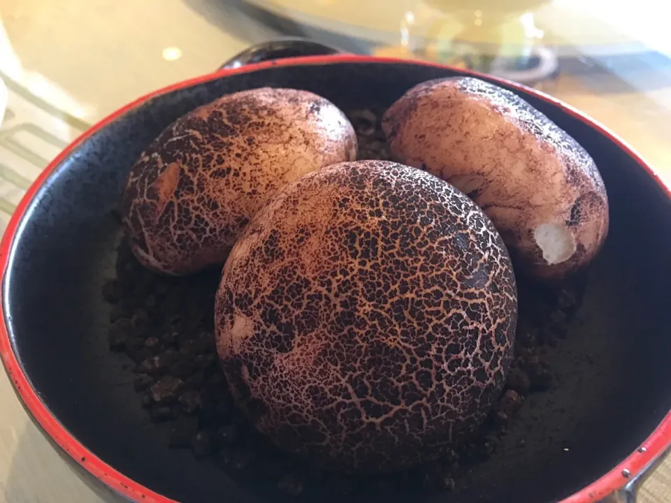 Truffle mushroom bao on Oreo crumbs @ Peach Blossoms|Ong Sor Fernさん