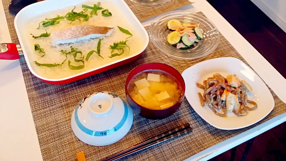 今日の夕食　鯛の炊き込みご飯、こんにゃくと鶏むね肉の味噌炒め、ズッキーニのマヨネーズソテー、豆腐とわかめの味噌汁|pinknari🐰🌈さん