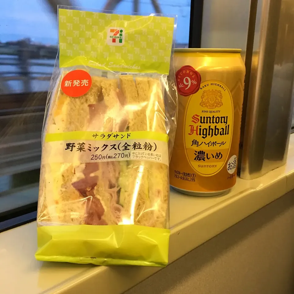 Snapdishの料理写真:世界の車窓から♬ (▰˘◡˘▰)☝︎
#世界の車窓から #ハイボール #角ハイボール #濃いめのハイボール #サンドイッチ #セブンイレブン #乾杯|Yoshinobu Nakagawaさん