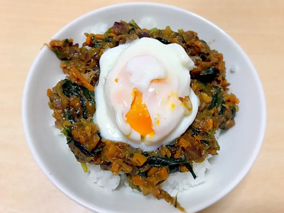 Snapdishの料理写真:あまり野菜のドライカレー温玉のっけ|ぱんだたいむさん