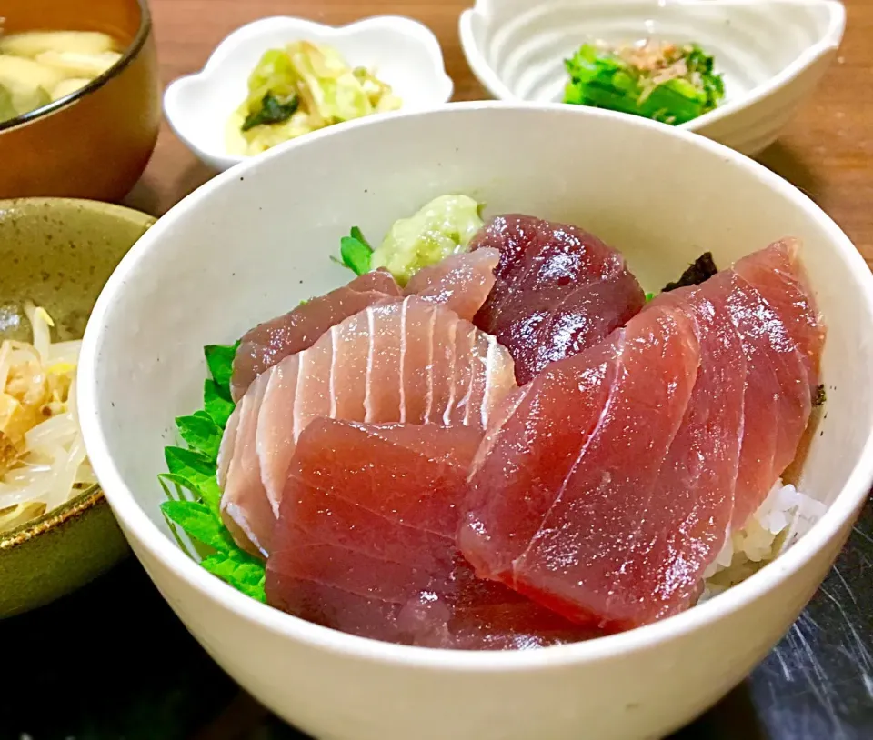 Snapdishの料理写真:単身赴任の晩ごはん🌙⭐
漬けマグロ丼
もやしの煮浸し
芹のおひたし
キャベツの浅漬け
大根とワカメの味噌汁|ぽんたさん