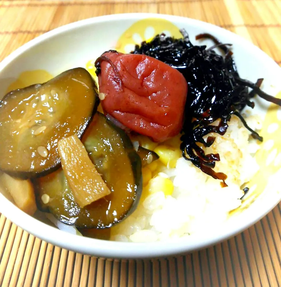 朝ごはん😃
   叔母作  梅干し
          と先日作ったパリパリきゅうり
うまい～|miimiさん