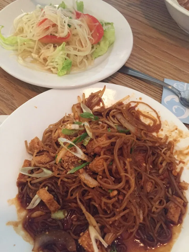 dinner.  papaya salad and pad thai|marylouさん