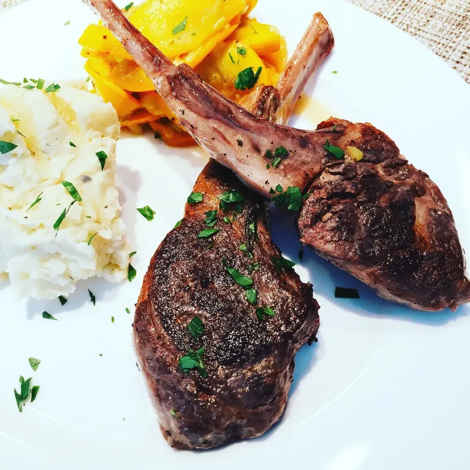 Snapdishの料理写真:ラムチョップ、Sous vide 60度３時間

#sousvide #lambchop #anova|hipboaさん