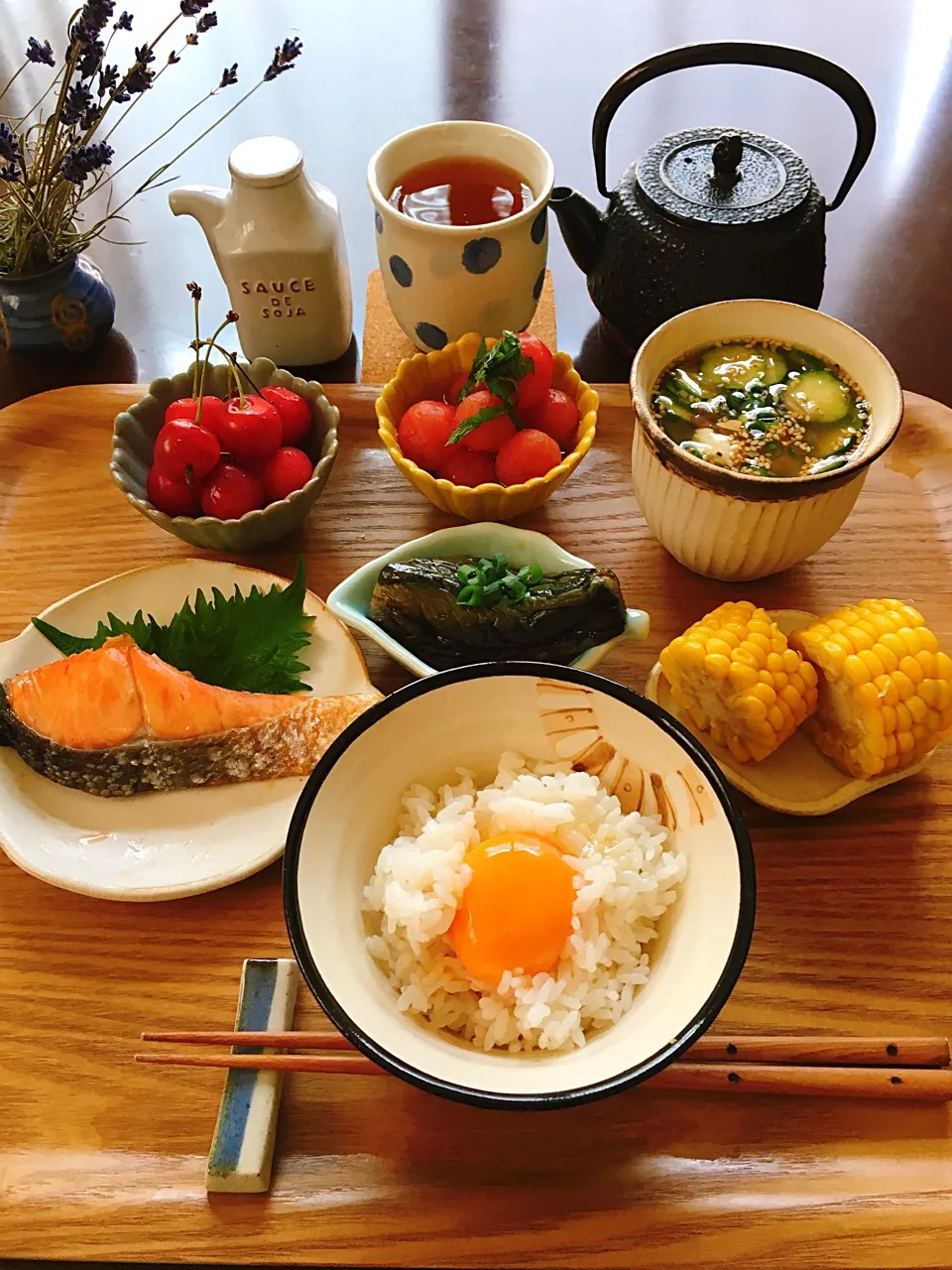 冷汁と茄子🍆の揚げ浸し、トマトのお浸し🍅
シャケと卵かけご飯🍚|mamaさん