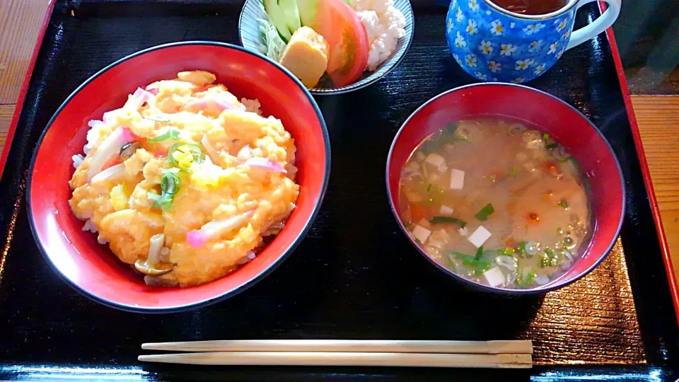 本日の賄い7/8(地鶏の親子丼と地元産サラダ🎵)|かぴかぴさん