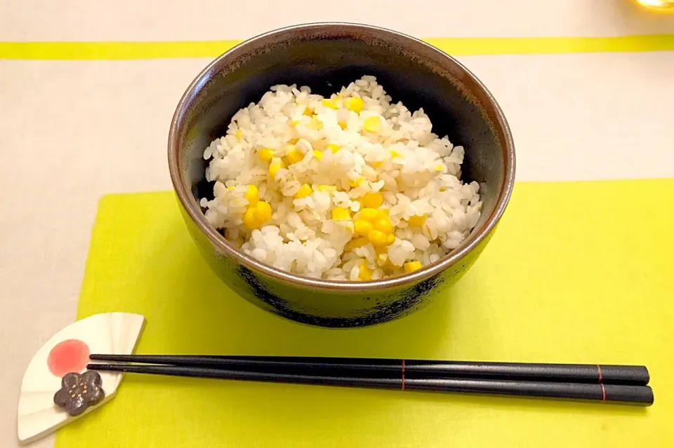 昨夜蒸したトウモロコシ🌽が食べ切れなかったので、炊き込みご飯にリメイク🍚しょっつるとバターで味付けしたらご飯が進むくんになってダイエットは今日もお休みとなりました🤣|にゃあ（芸名）さん