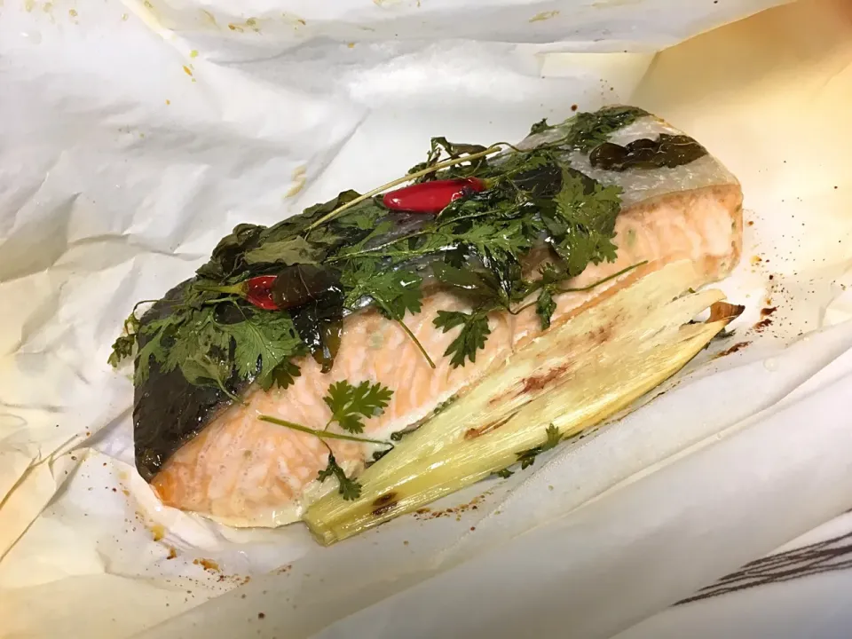 Paper baked salmon with Thai basil, coriander, lemongrass and chilli padi|Ong Sor Fernさん