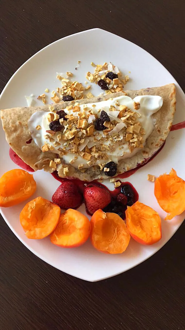 Celozrnná palačinka s bílým jogurtem, lesním ovocem a meruňkami #pancake #apricot #forestfruits|LucieFoodさん