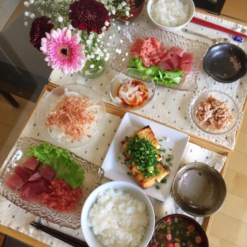 Snapdishの料理写真:７/9❤︎主人と娘の休日晩ごはん❤︎
・まぐろのお刺身&中落ち
・厚揚げ焼きポン酢
・オニオンスライスサラダ
・シーチキン
・烏賊そうめん
・ごはん
・お味噌汁|Makinsさん