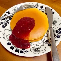 Snapdishの料理写真:パンケーキいちごジャムのせ|ponhoppelさん