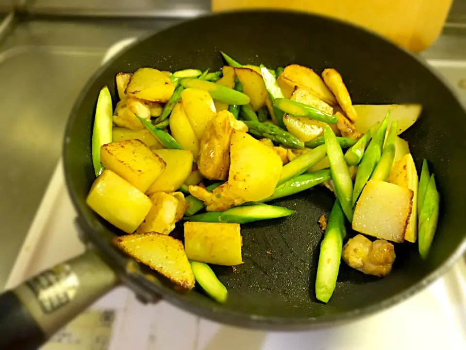 鶏肉とジャガイモのカレー粉炒め|sakkoさん