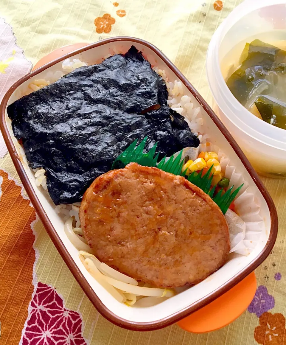 Snapdishの料理写真:単身赴任の昼ごはん🔅🔆٩( ᐛ )و
ハンバーグ海苔弁当🍱
丸大チキンハンバーグ
もやし煮浸し
ミックスベジタブルマヨ炒め
麦ご飯  海苔  おかか
ワカメと大根の味噌汁|ぽんたさん