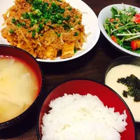 Snapdishの料理写真:挽き肉ともやしのあんかけ厚揚げ
水菜とトマトツナ和え
大根のお味噌汁
味付けとろろ|Milkyさん