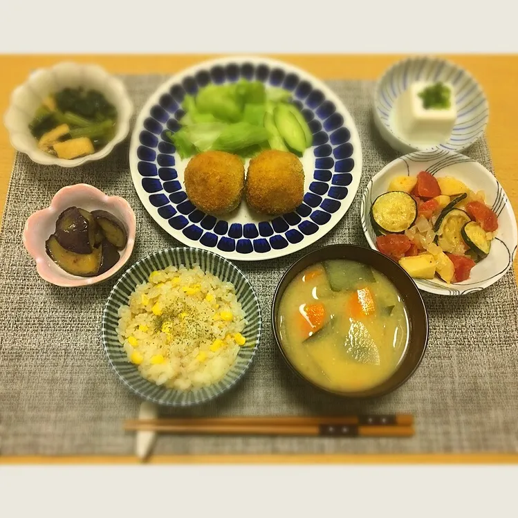 今日の#晩御飯
#とうもろこしご飯 
#カボチャと挽肉のコロッケ 
#ズッキーニトマトじゃがいもマリネ 
#ナス南蛮 
#小松菜の煮浸し 
#味噌汁|erikaさん