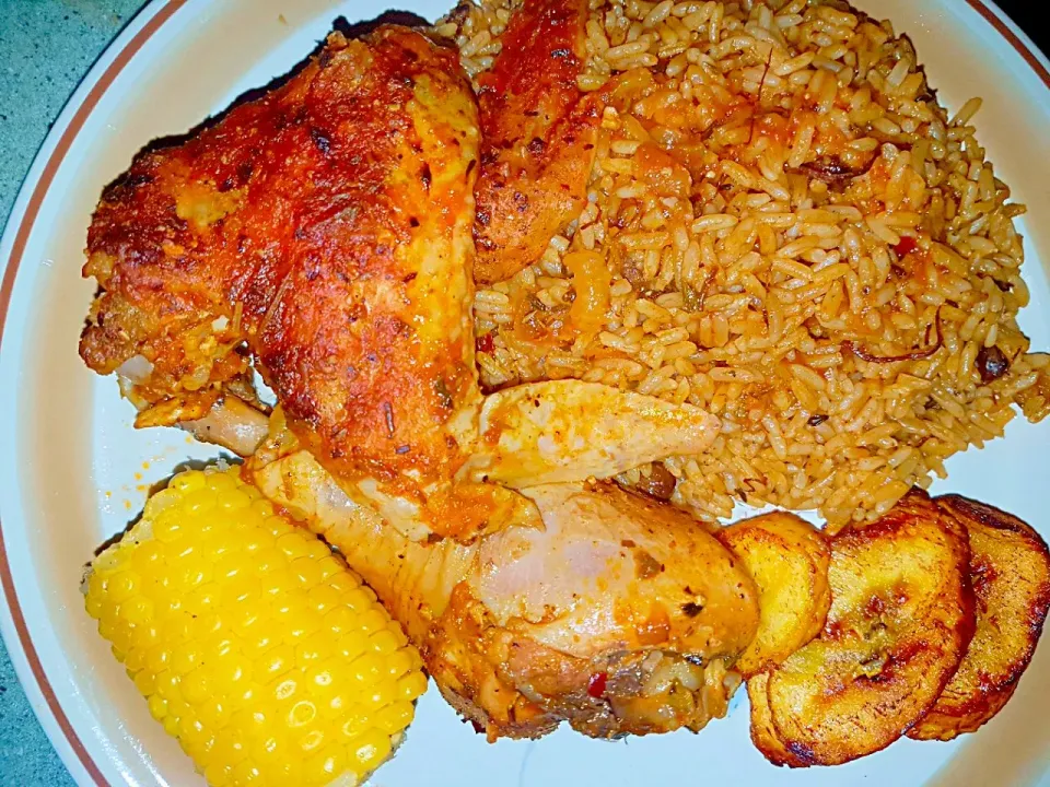 Smothered Chicken with Peas n Rice with Fried Plantains and Sweet Buttered Corn on the Cob. #bakedfood|Juan Simmsさん