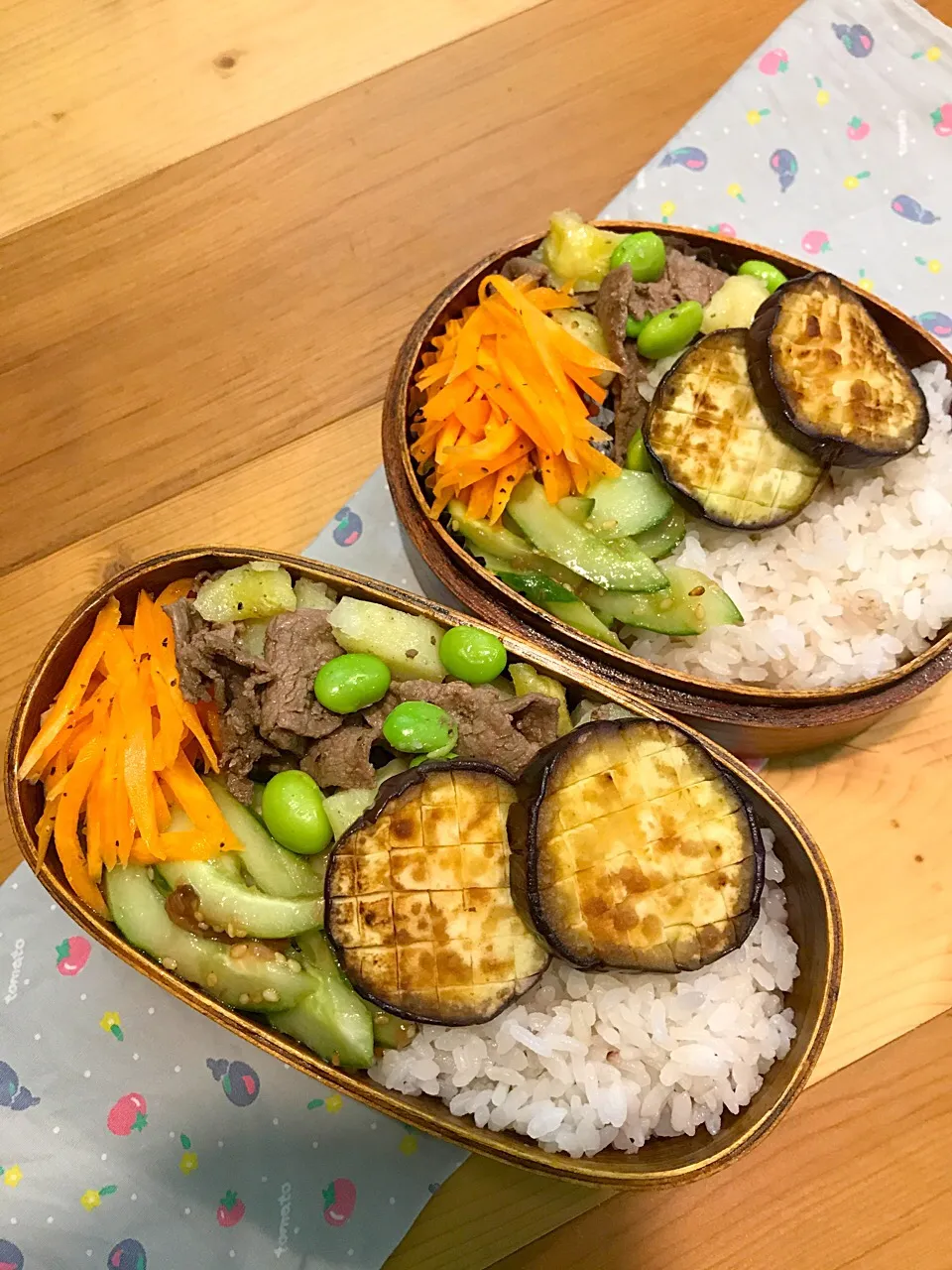 ふたり弁当

ごはん
牛肉とじゃがいもと枝豆の塩炒め
きゅうりと梅のナムル
人参と黒胡椒のマリネ
なすのバターポン酢焼き|ひななぎさん