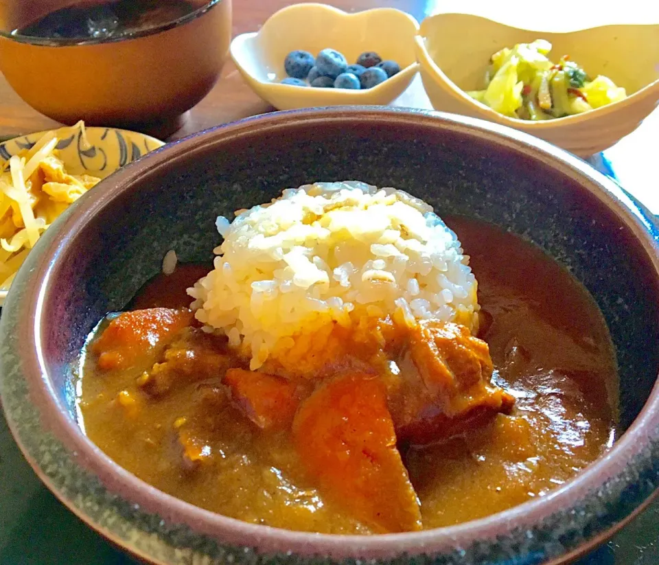 Snapdishの料理写真:単身赴任の朝ごはん(*Ü*)ﾉ"☀
豚すじと人参のカレー🍛
もやし煮浸し
キャベツ浅漬け
海苔、ワカメ、とろろ昆布のお汁
ブルーベリー|ぽんたさん