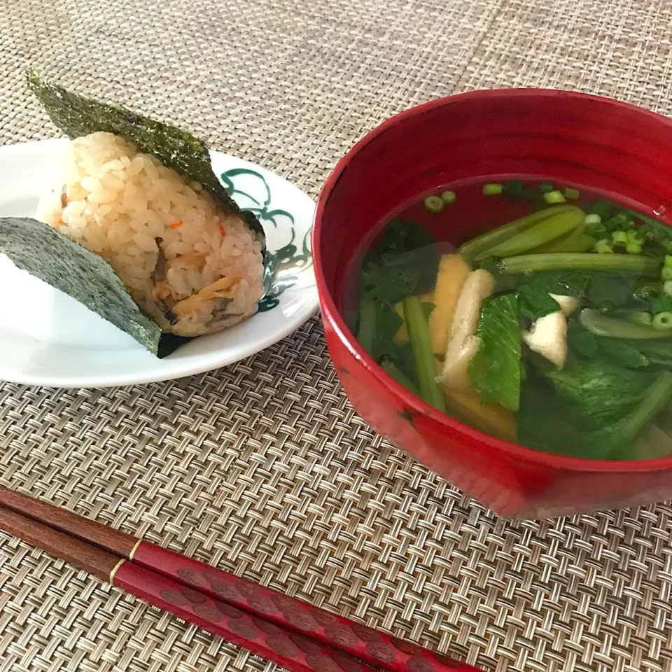 Snapdishの料理写真:アサリごはんのおにぎり🍙&小松菜と油揚げのお吸物|saoricocoさん