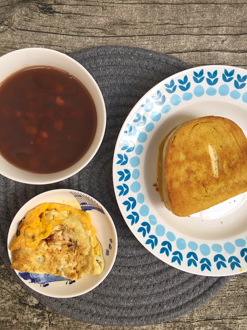 赤小豆薏米粥+煎蛋+煎馒头片|木香小筑さん