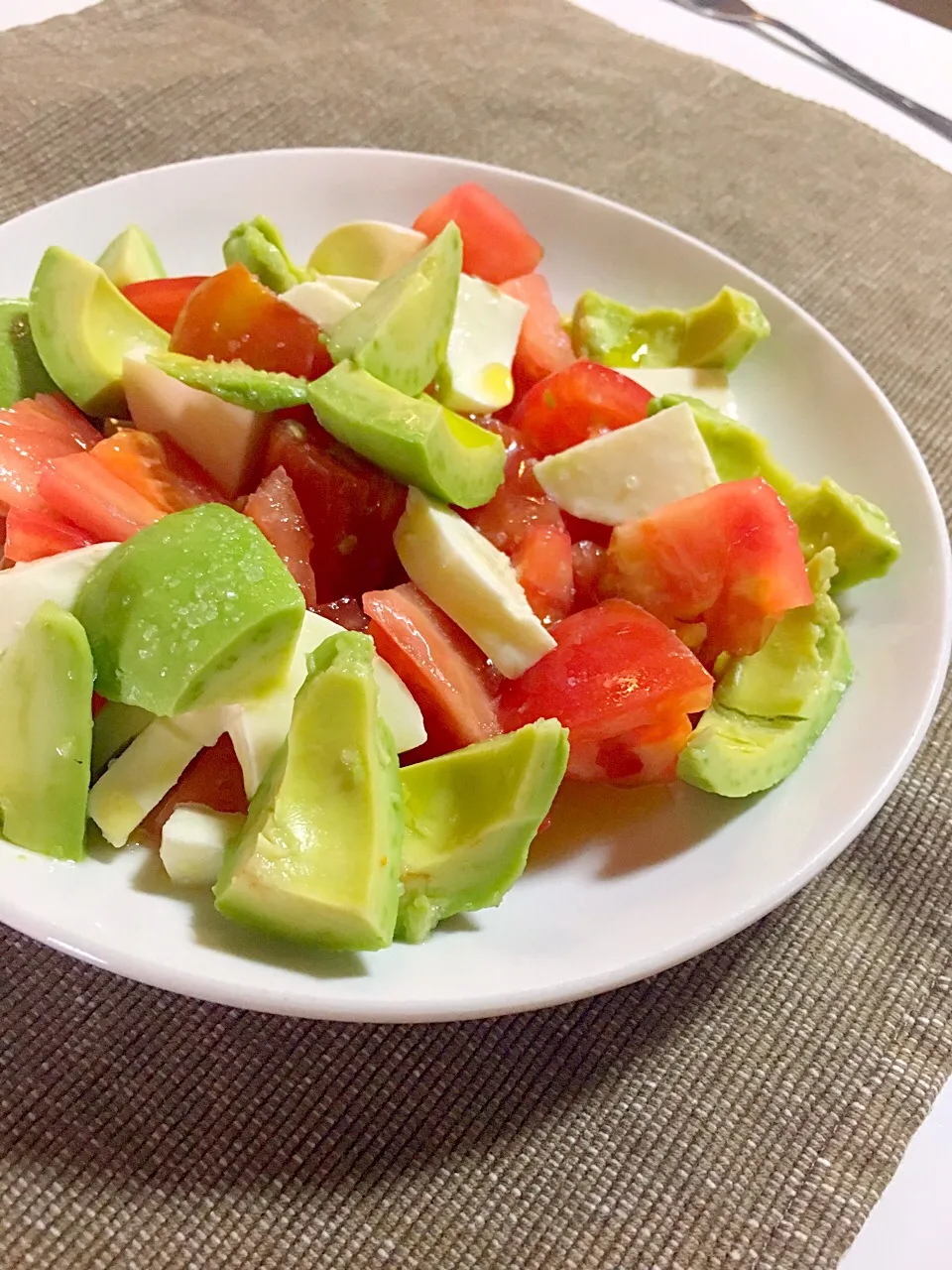 トマトとアボカドとモッツレラチーズのシンプルサラダ🍅🥑🥗|Nozomiさん