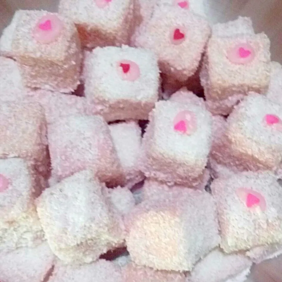 Pink Lamington with Strawberry jam|Nura Hazさん