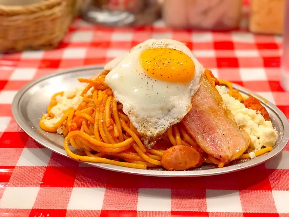 目玉焼きナポリタンに厚切りベーコン|マハロ菊池さん